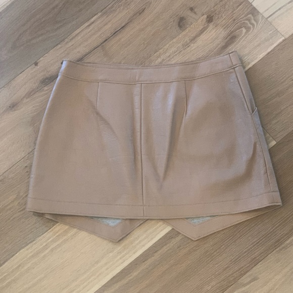 BCBGMaxAzria Owen Faux Leather Asymmetric Hem Mini Skirt Size Medium Y2K - Picture 6 of 9